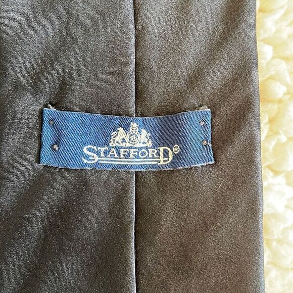 Tie Bundle. 3 100% Silk Ties. Black/Gray
Geoffrey Beene, CroftsBarrow, Stafford - Picture 8 of 10